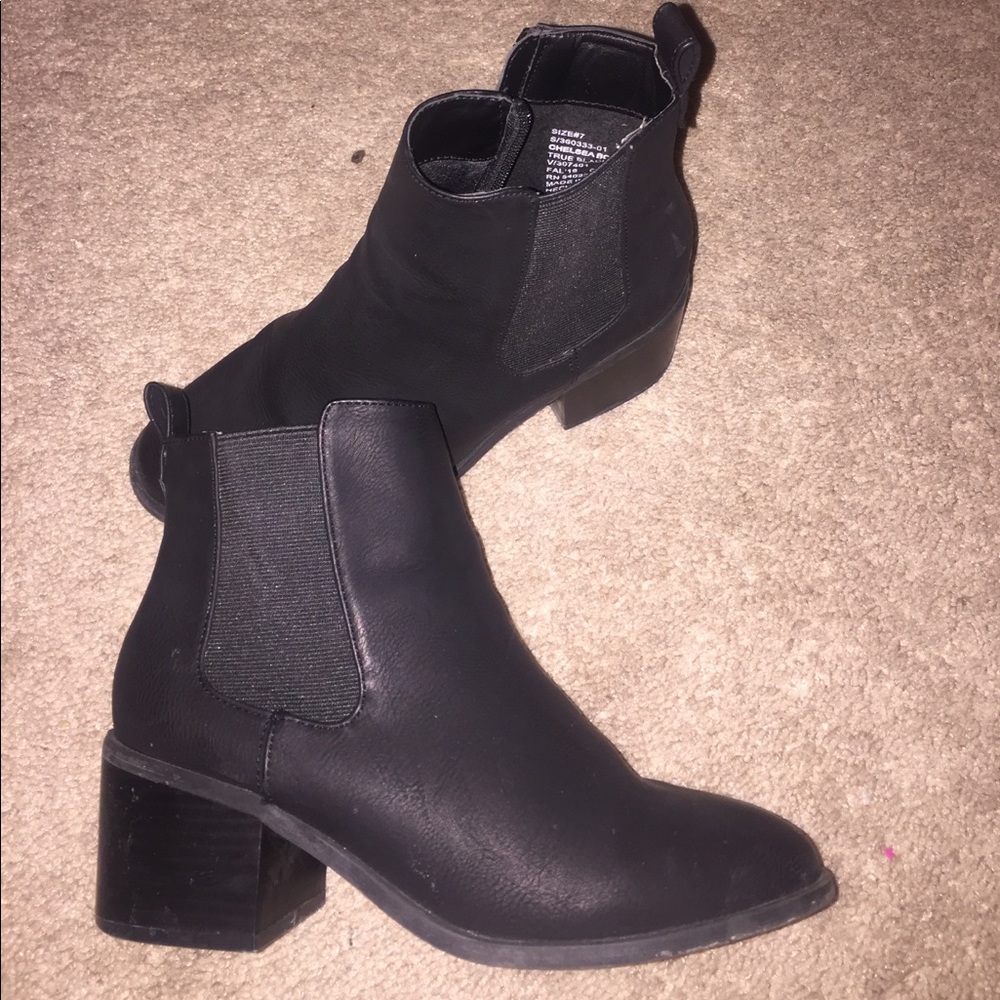 Black heeled little booties